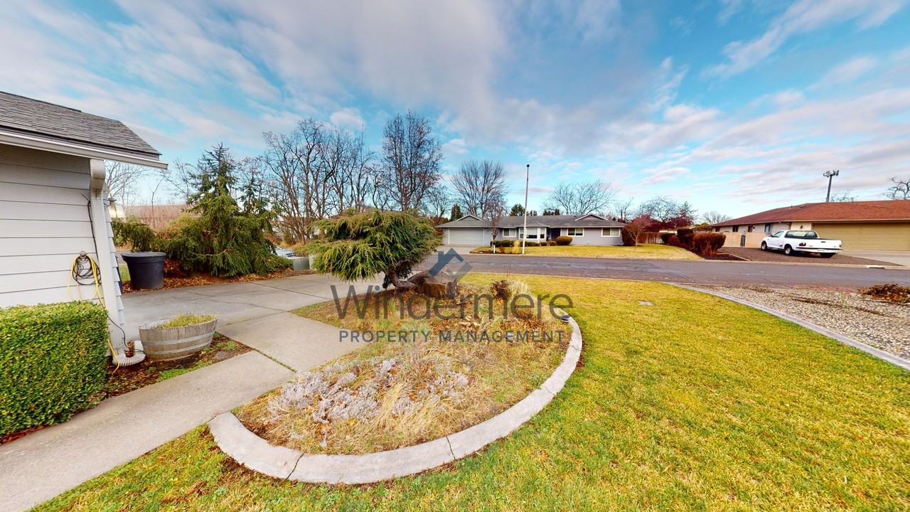 2257 Granite Dr - Photo 4 of 23