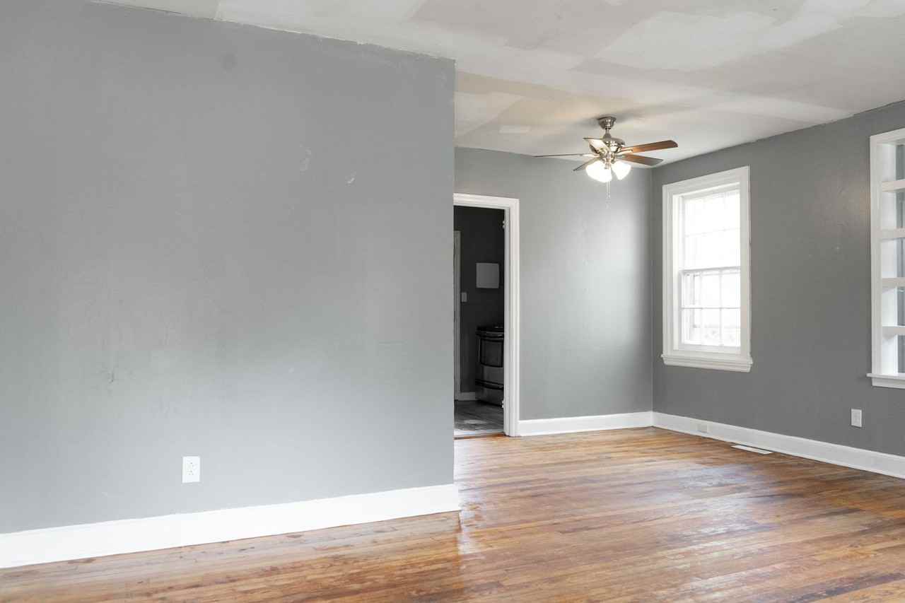 814 Young St - Photo 3 of 20