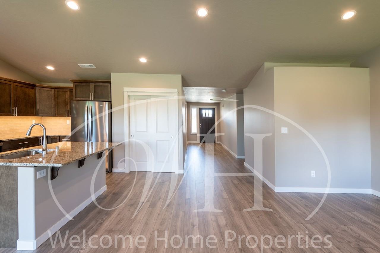 1171 Ava St - Photo 3 of 30