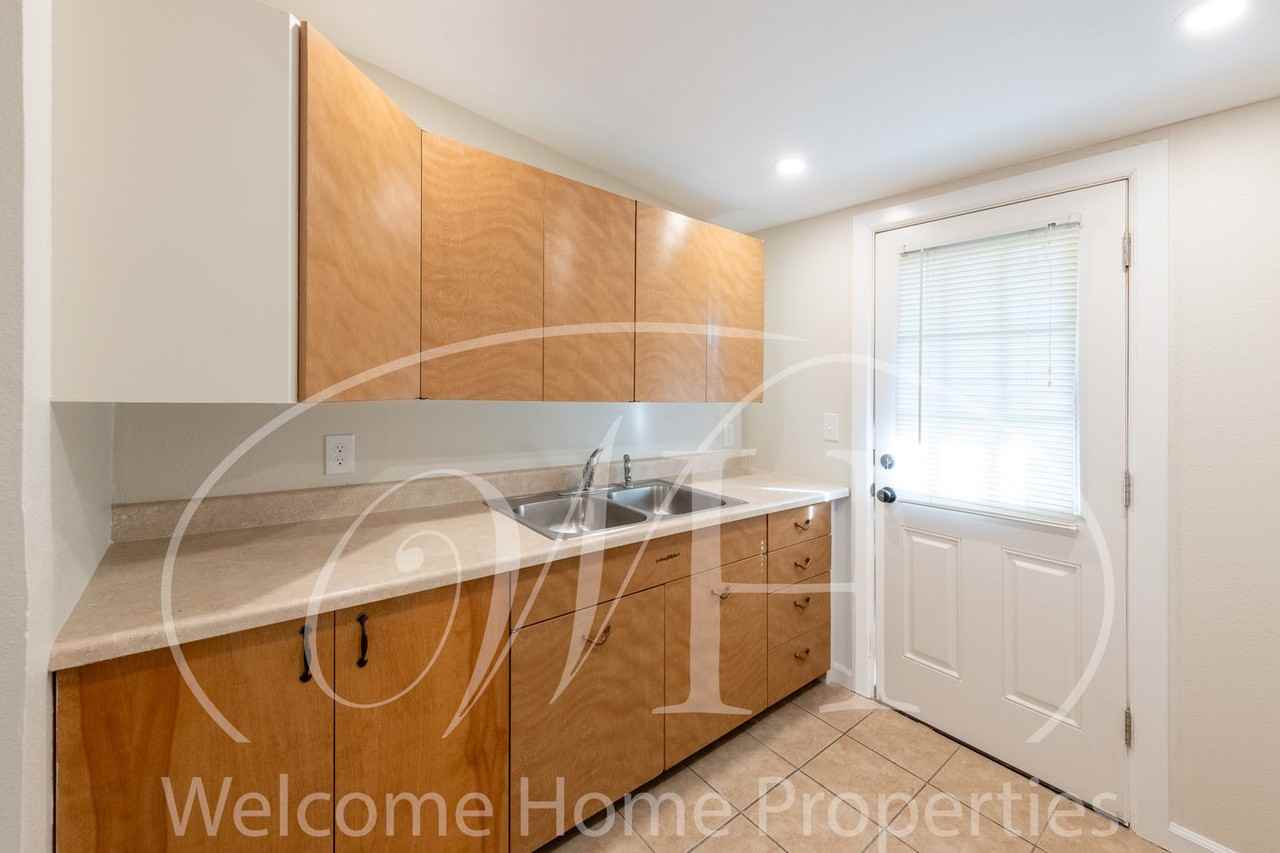 1918 Wallace St - Photo 7 of 16