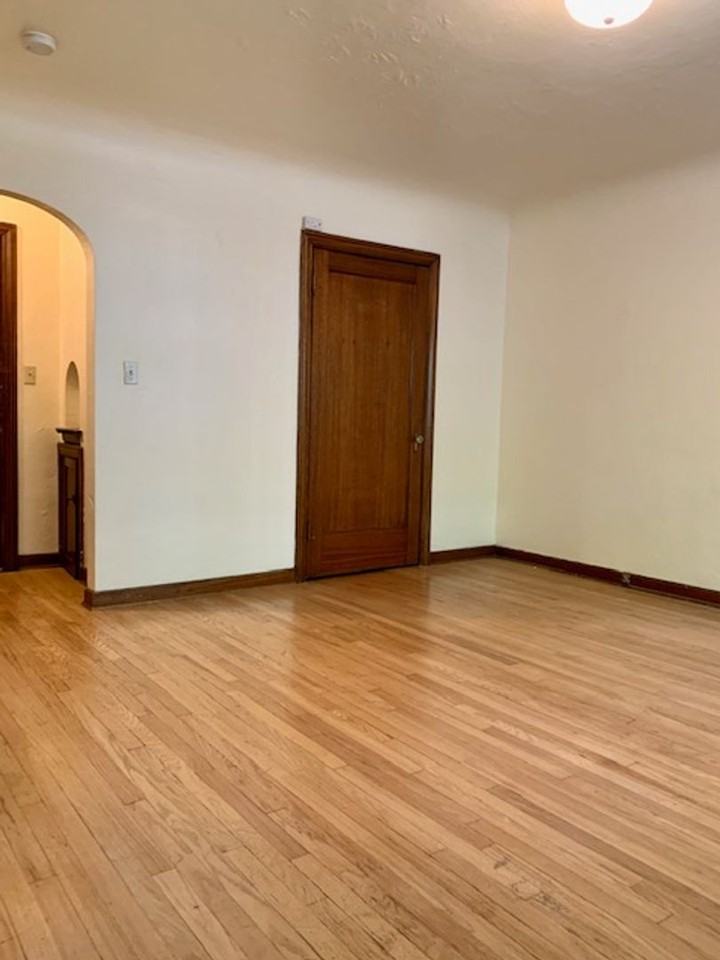 Catalina Apartments - Photo 7 of 28