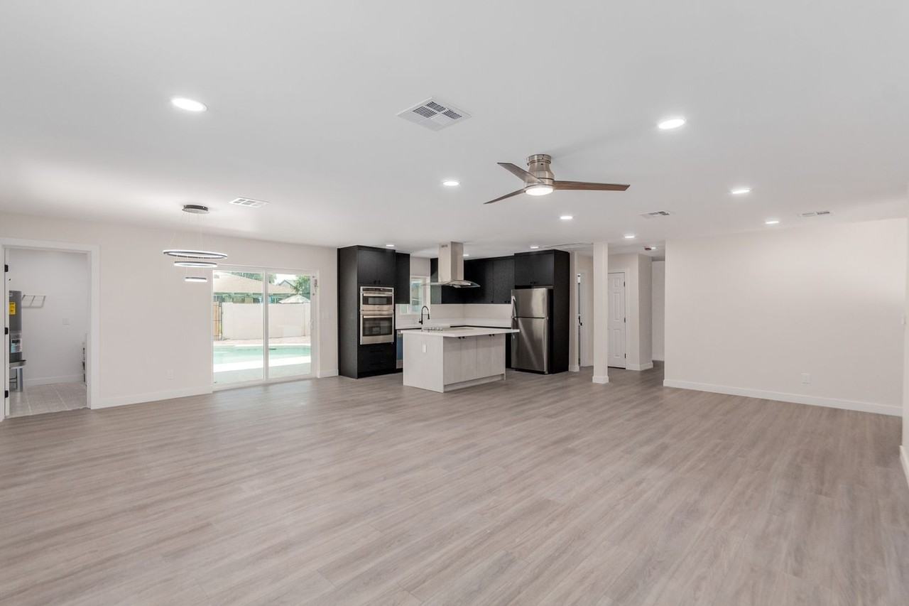 1007 E Campus Dr - Photo 2 of 31