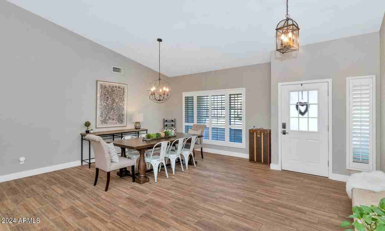 10231 N 77th St - Photo 3 of 21