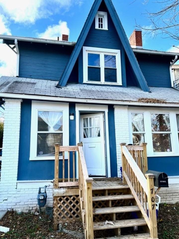 707 Hall St - Photo 2 of 20