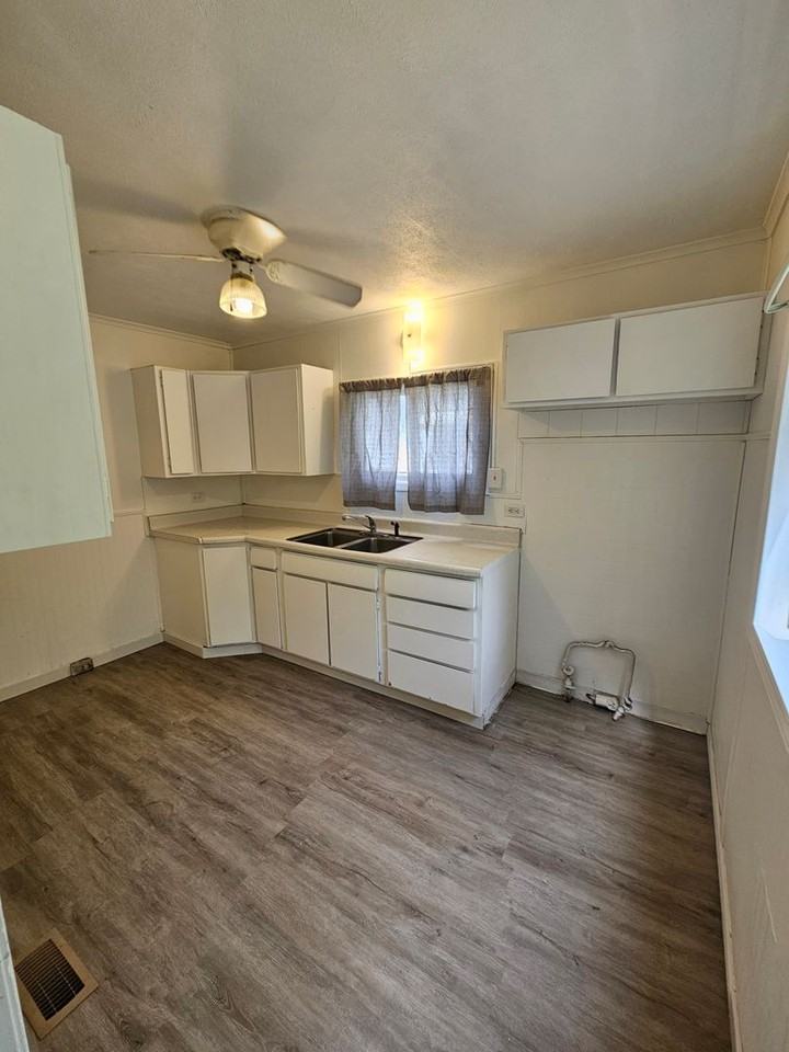 1908 W Ewing Ave - Photo 3 of 11