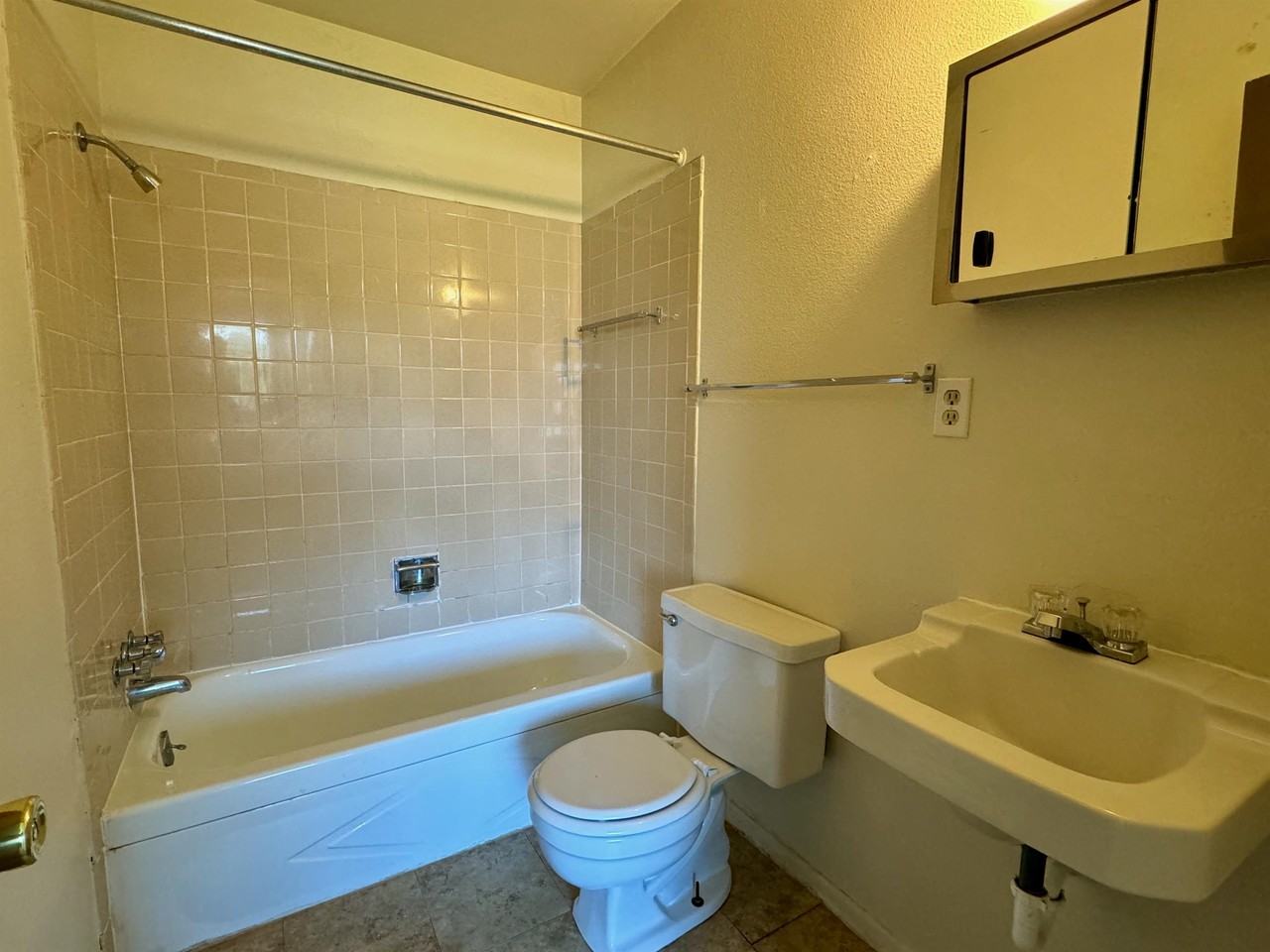 511 S Logan Ave #18 - Photo 3 of 9