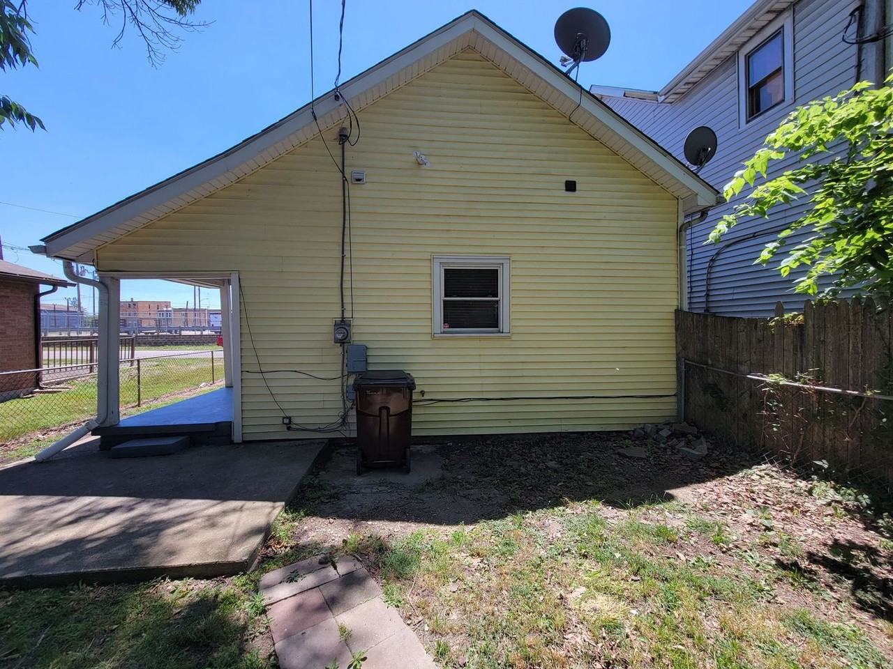 1609 Manchester Ave - Photo 2 of 9