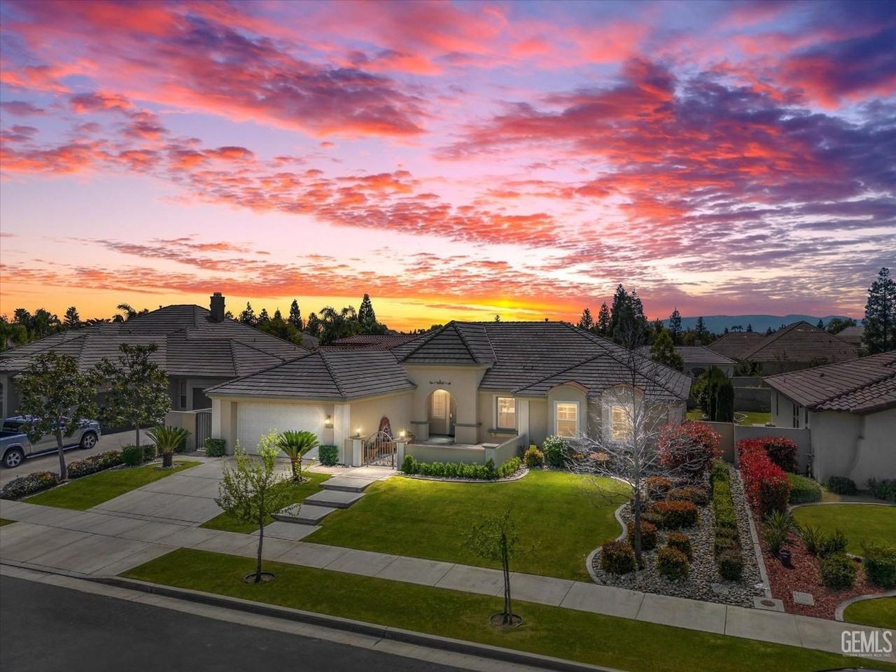 11009 Strathaven St - Photo 2 of 33