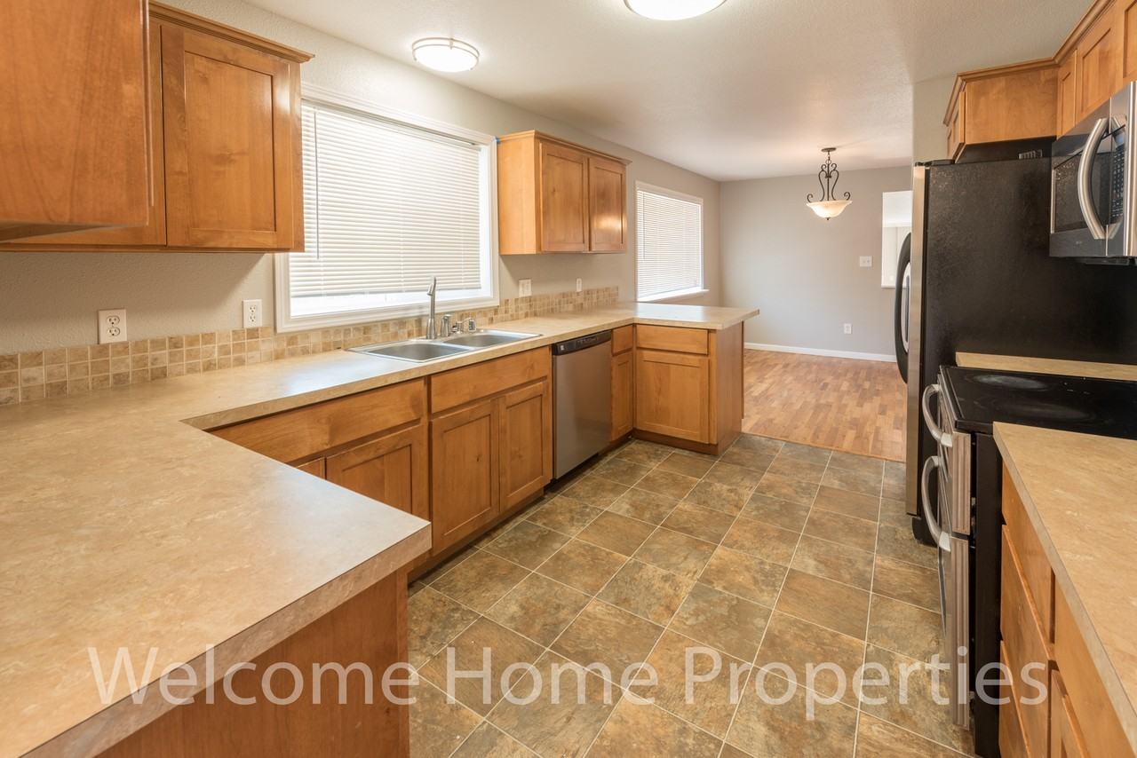 1167 School Ave - Photo 2 of 20