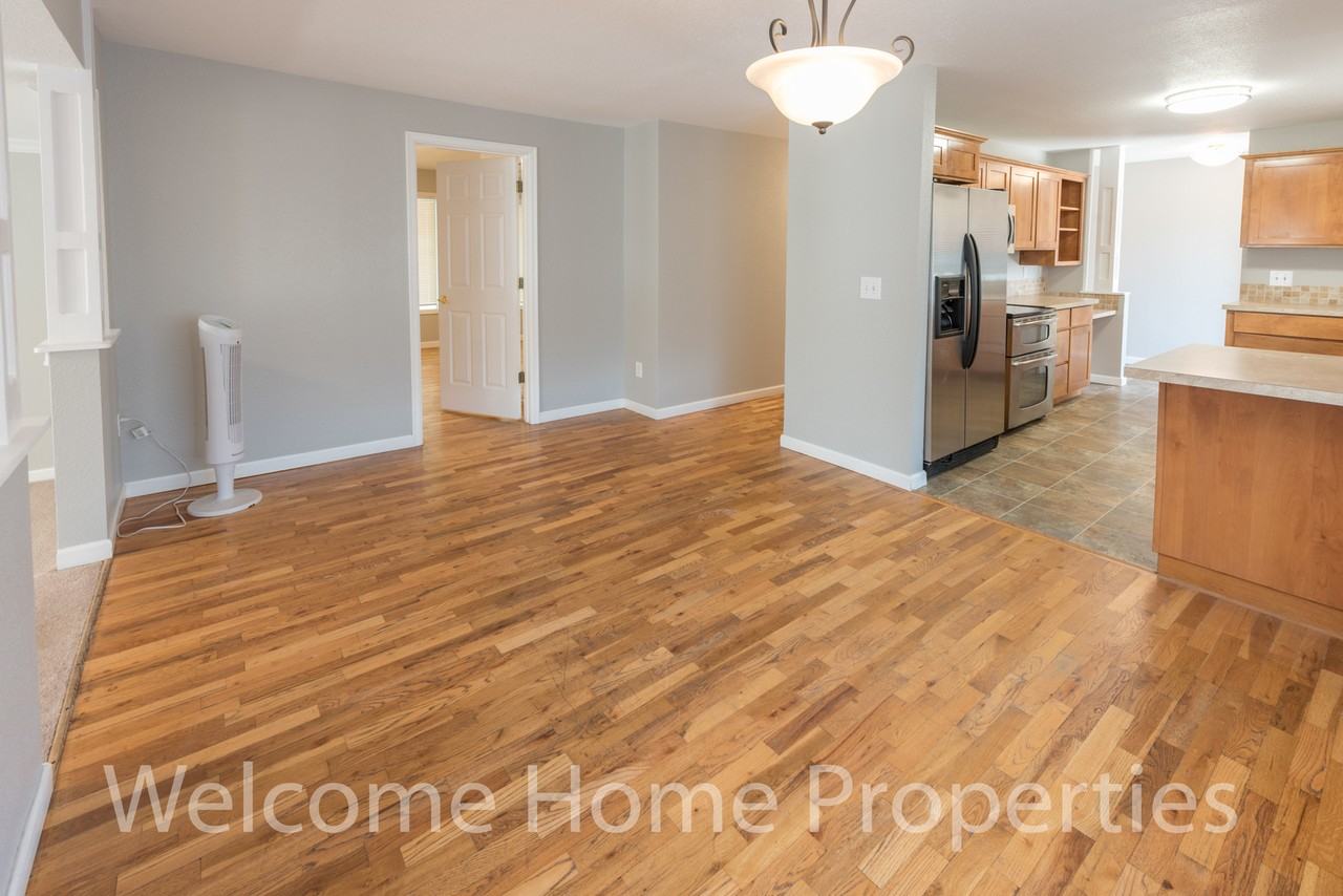 1167 School Ave - Photo 4 of 20