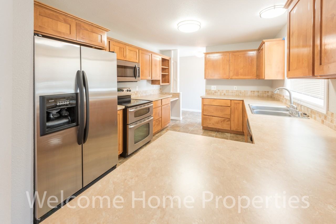 1167 School Ave - Photo 5 of 20