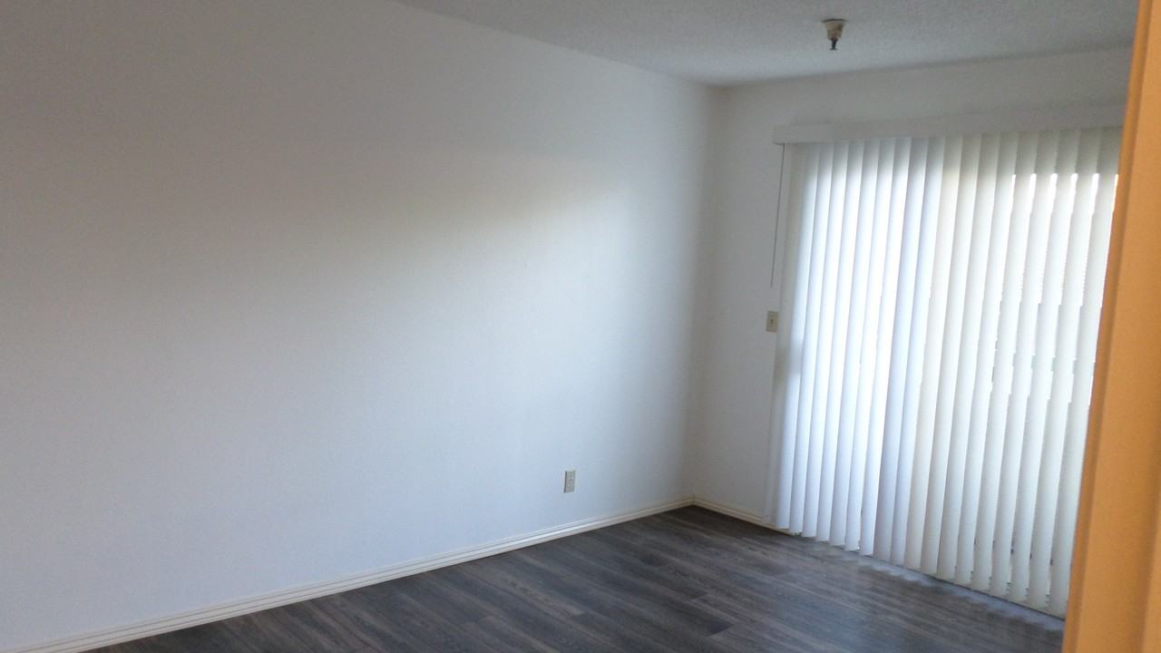 3 Beds 2 Baths Apartment - Photo 3 of 18