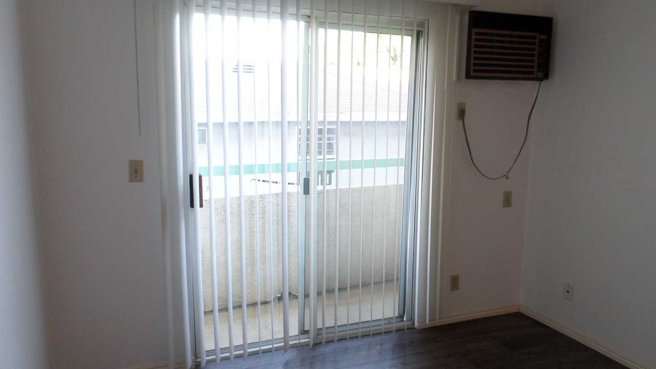 3 Beds 2 Baths Apartment - Photo 4 of 18