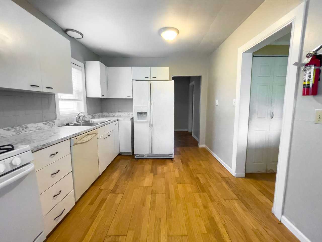 1408 N Mann Ave - Photo 7 of 33