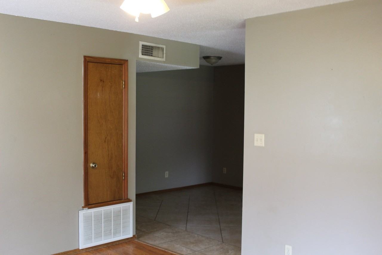 1116 University Dr - Photo 3 of 9