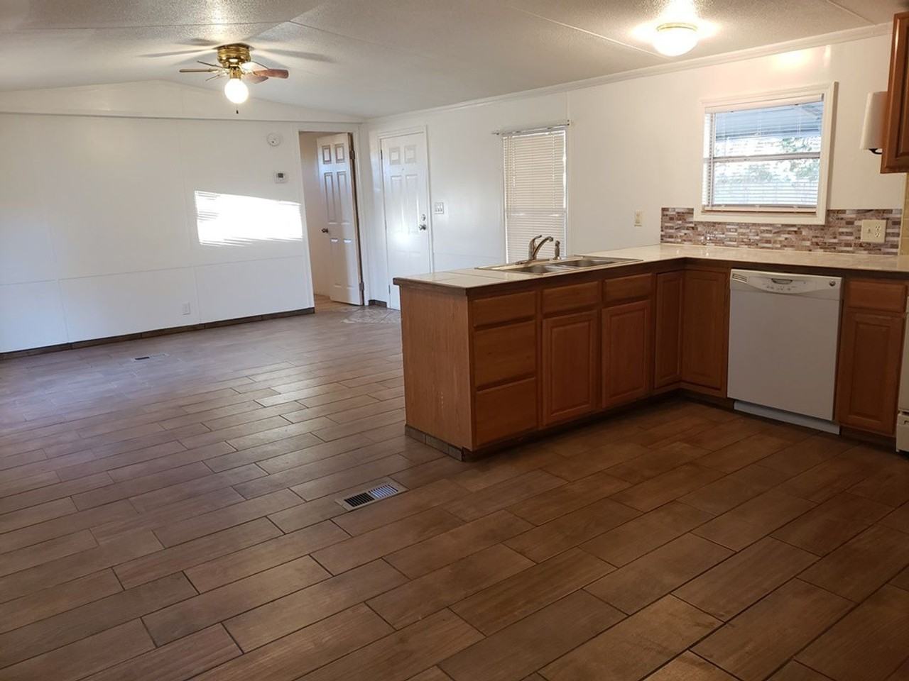 Stanford Ave - Photo 5 of 11