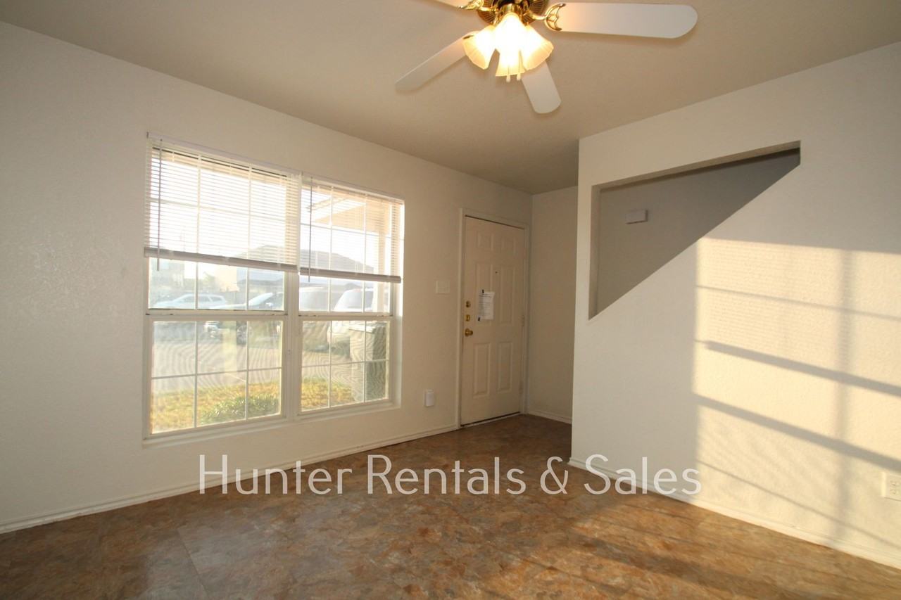 4401 Alan Kent Dr Apt B - Photo 3 of 21