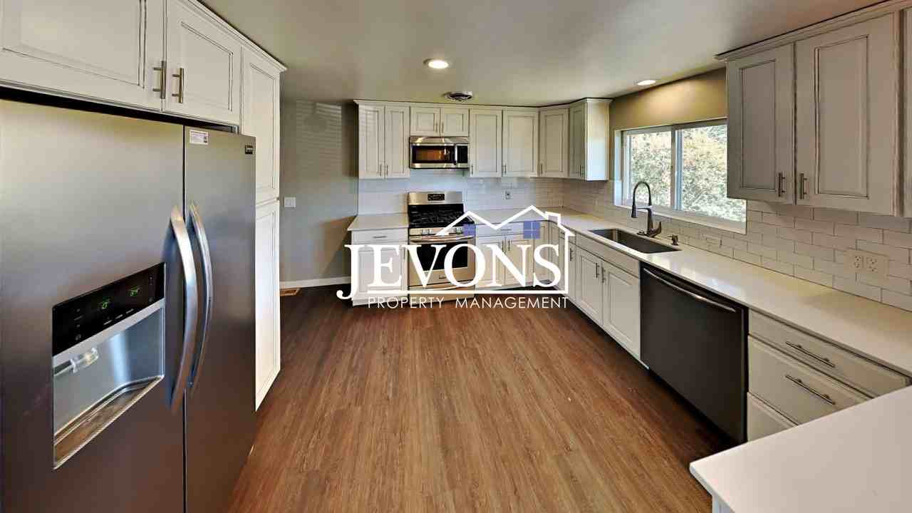 1312 S 44th Ave - Photo 3 of 50