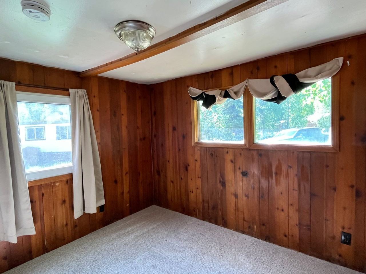 556 Reiner St - Photo 3 of 9