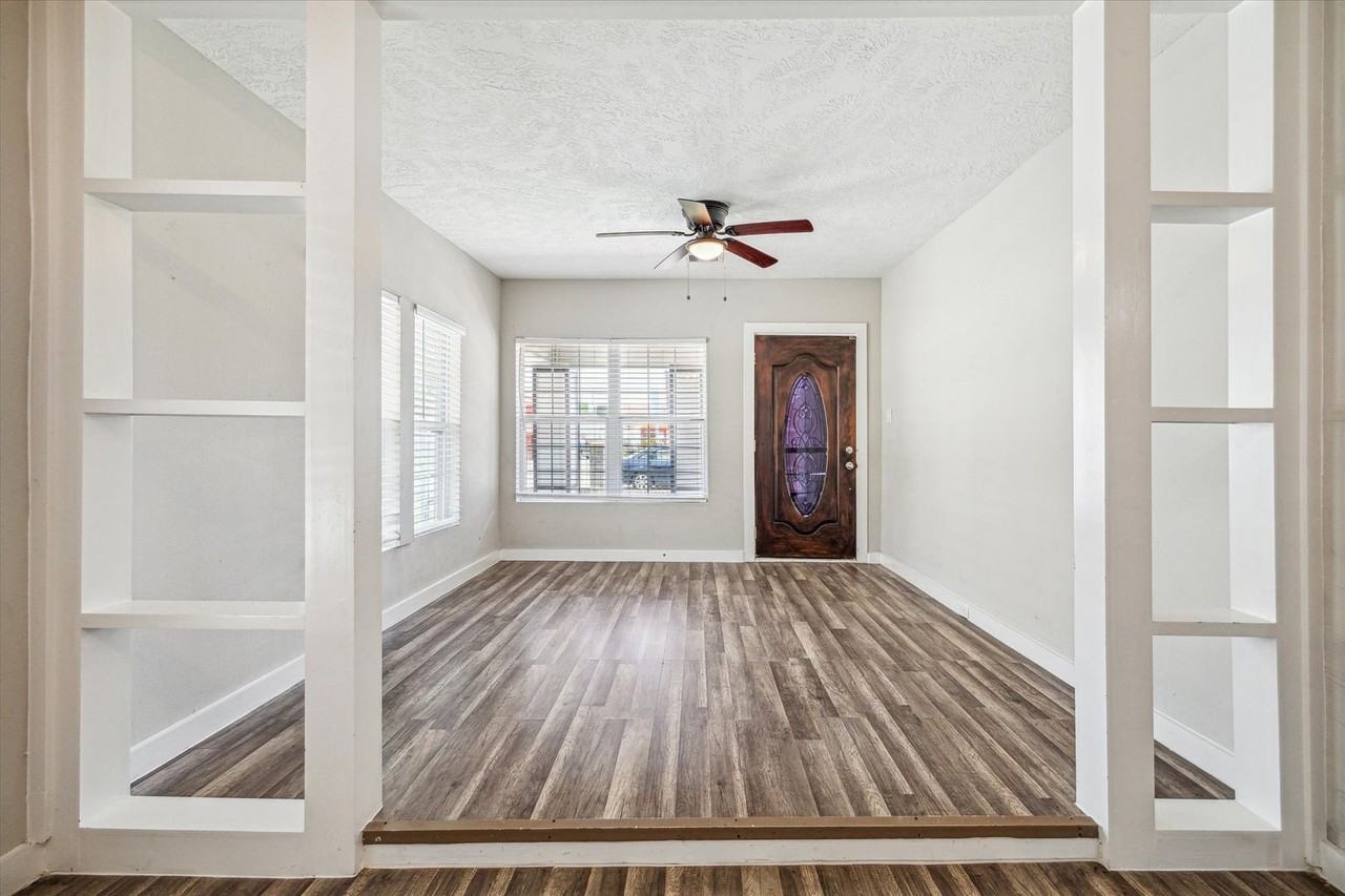 6812 Avenue Q - Photo 2 of 10