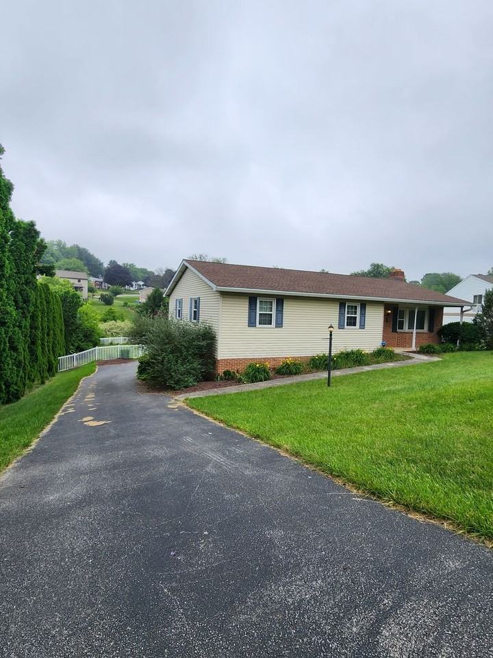 3 3 BR. 2 BATH - DALLASTOWN SCHOOL DIST - Photo 2 of 21