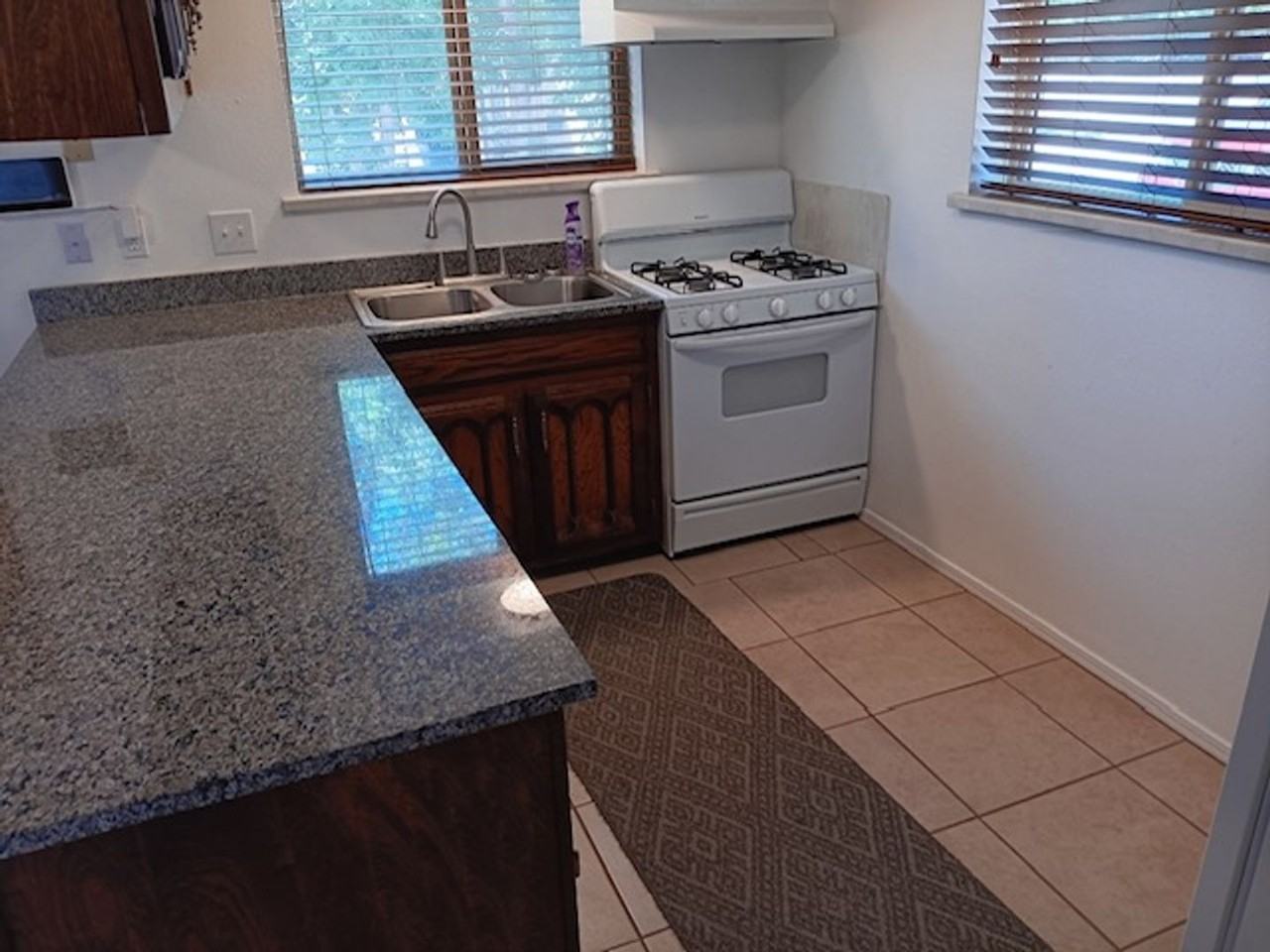1055 Olympia Cir Ne - Photo 3 of 16