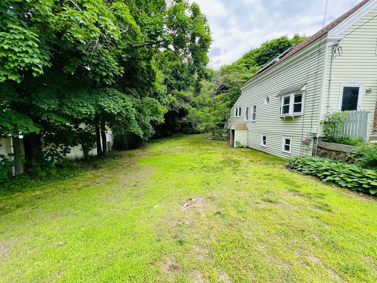 711 Pleasant St - Photo 3 of 30