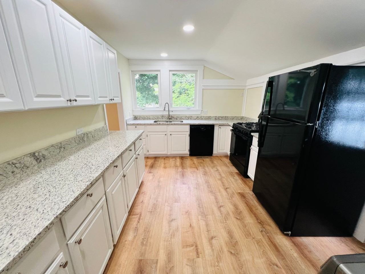 711 Pleasant St - Photo 6 of 30