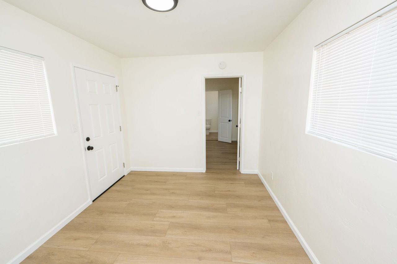 1053 Florence St - Photo 5 of 33