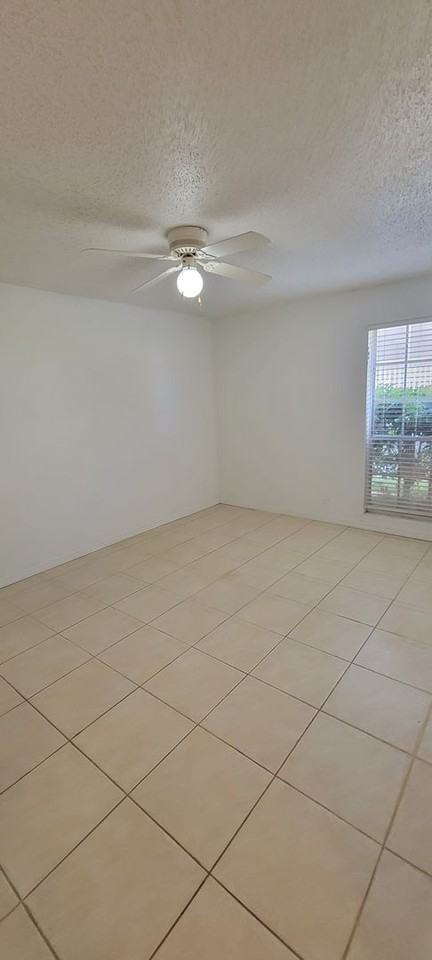 415 Wymore Rd - Photo 6 of 33