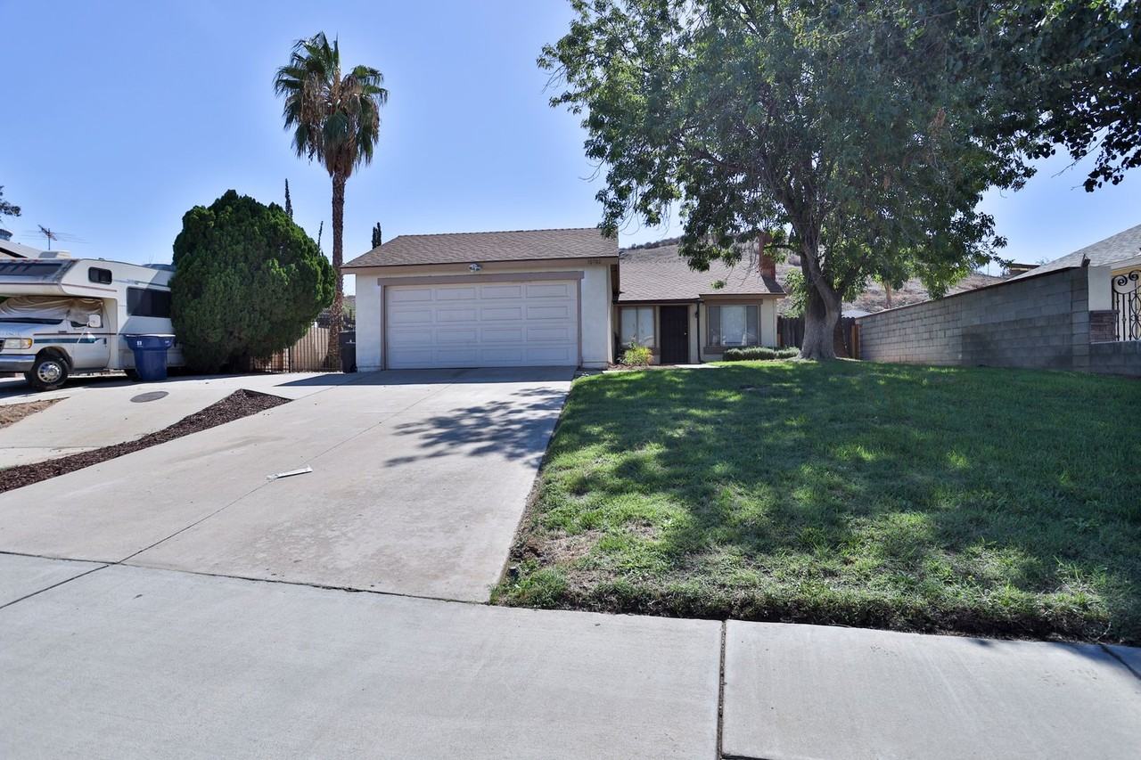 10702 Haymarket Dr - Photo 2 of 30