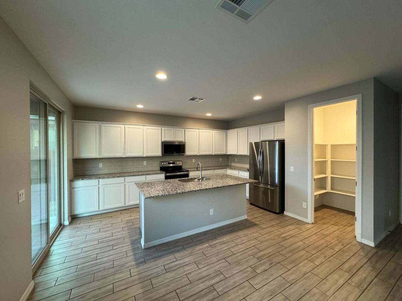 9353 E Saturn Ave - Photo 2 of 25