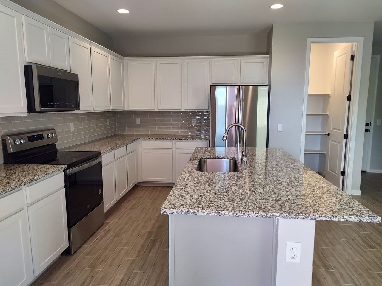 9353 E Saturn Ave - Photo 3 of 25