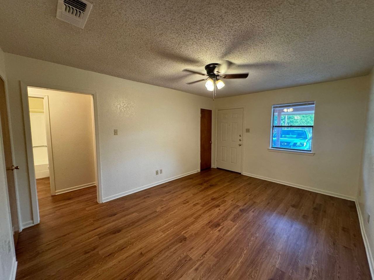 1115 White Ave - Photo 4 of 25