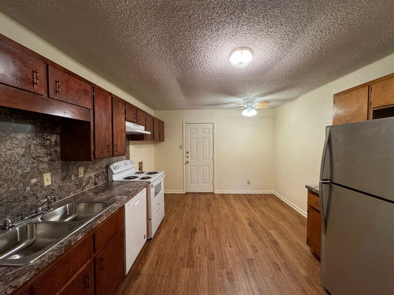 1115 White Ave - Photo 6 of 25
