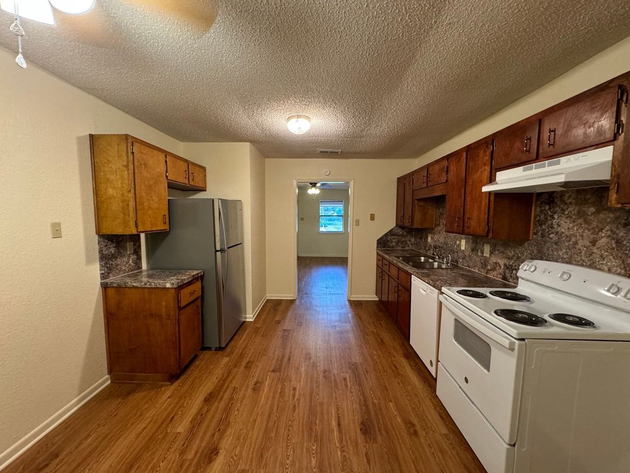 1115 White Ave - Photo 7 of 25