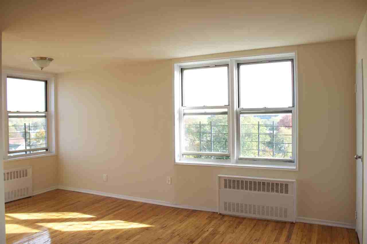 224-05 Jamaica Avenue - Photo 3 of 8