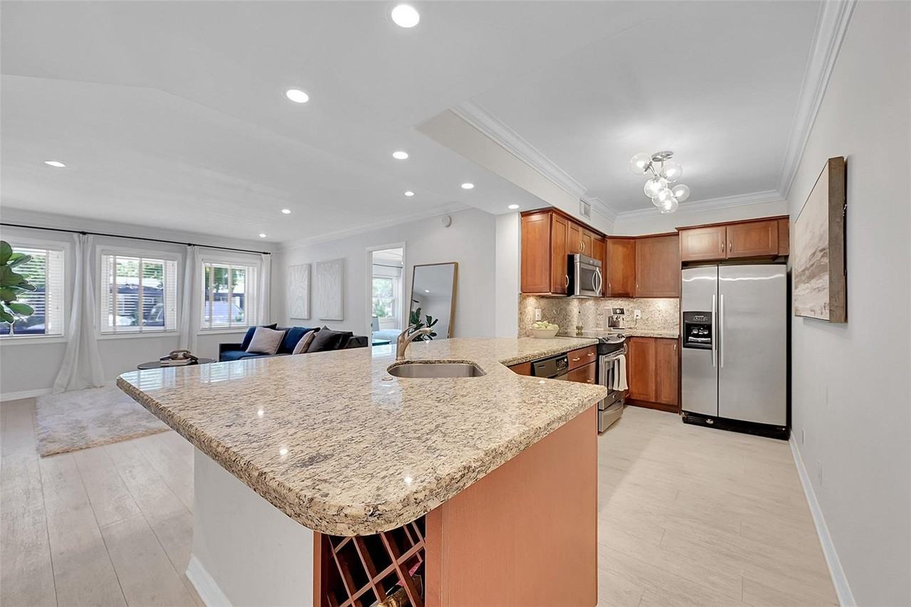 615 Ne 12th Ave - Photo 3 of 8