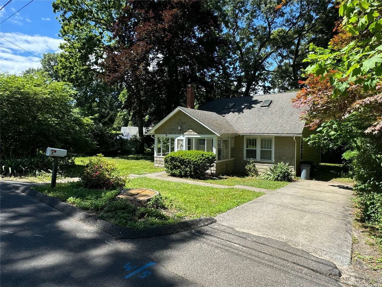 7 Chestnut St, Stony Brook University, NY 11790 3 Bedroom Apartment