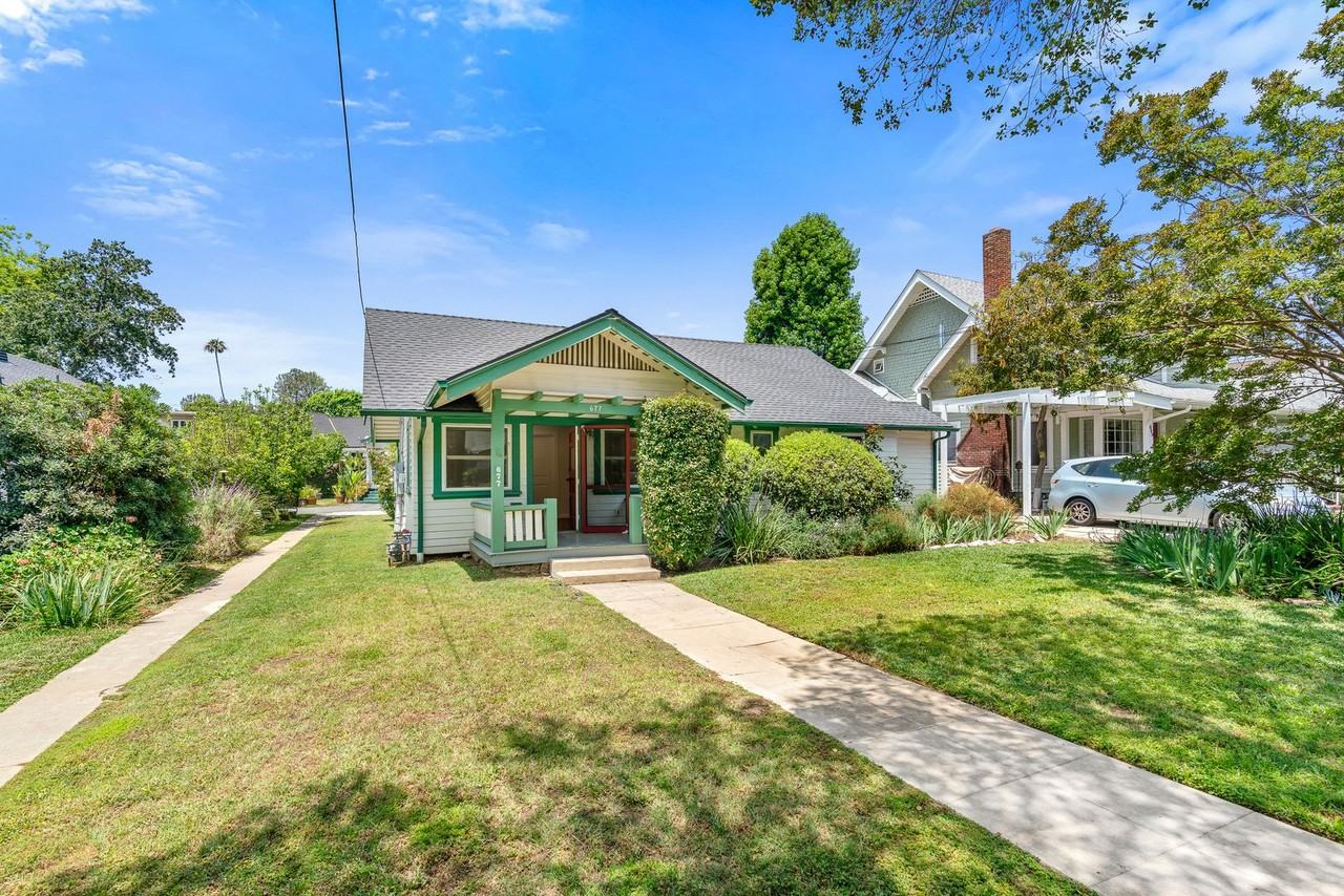 677 S Oak Knoll Ave - Photo 2 of 10