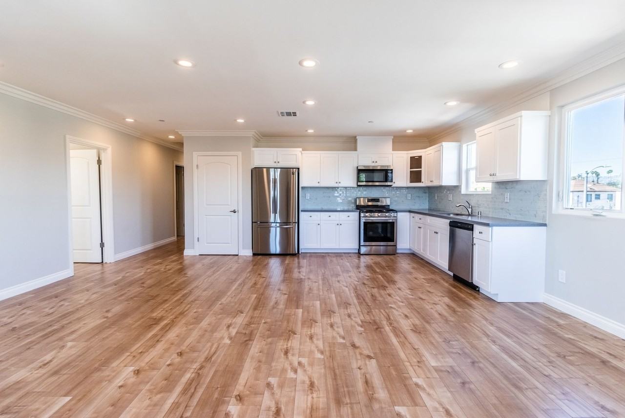 1737 S Longwood Ave - Photo 6 of 50