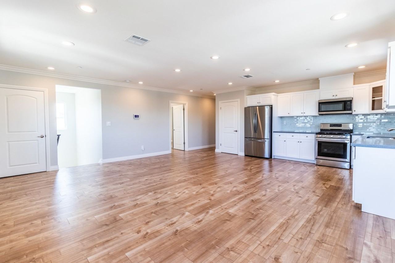 1737 S Longwood Ave - Photo 4 of 50