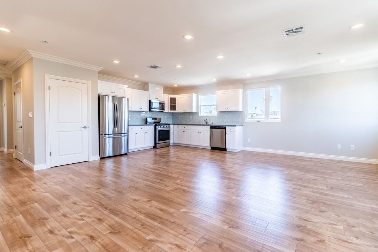 1737 S Longwood Ave - Photo 7 of 50