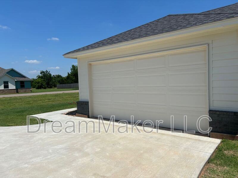 932 Flowers Dr - Photo 2 of 20