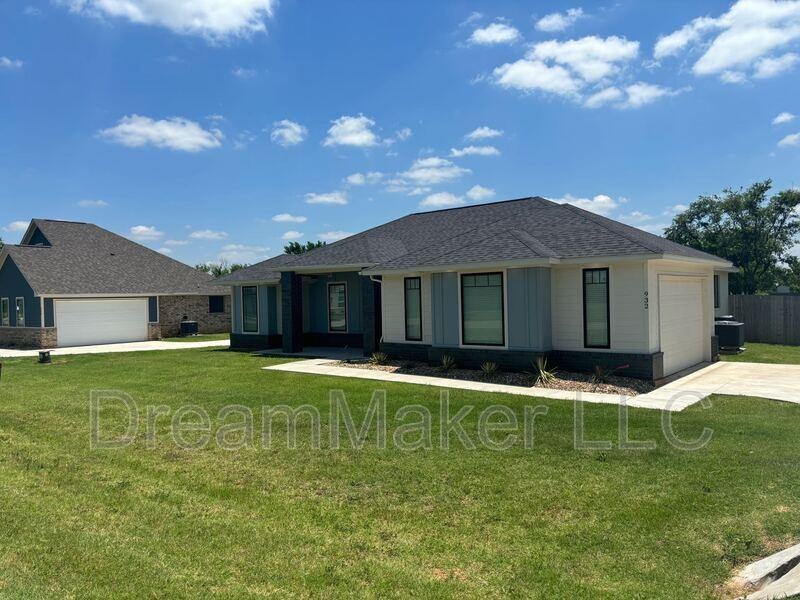 932 Flowers Dr - Photo 3 of 20