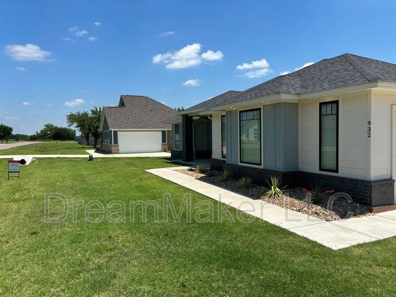 932 Flowers Dr - Photo 4 of 20