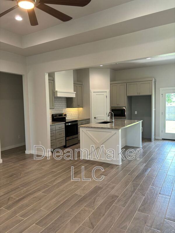 932 Flowers Dr - Photo 5 of 20