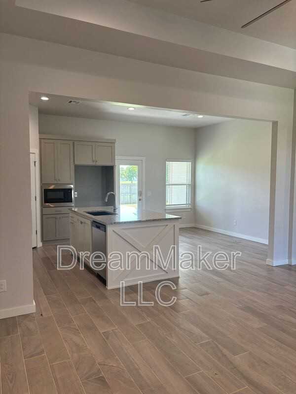 932 Flowers Dr - Photo 7 of 20