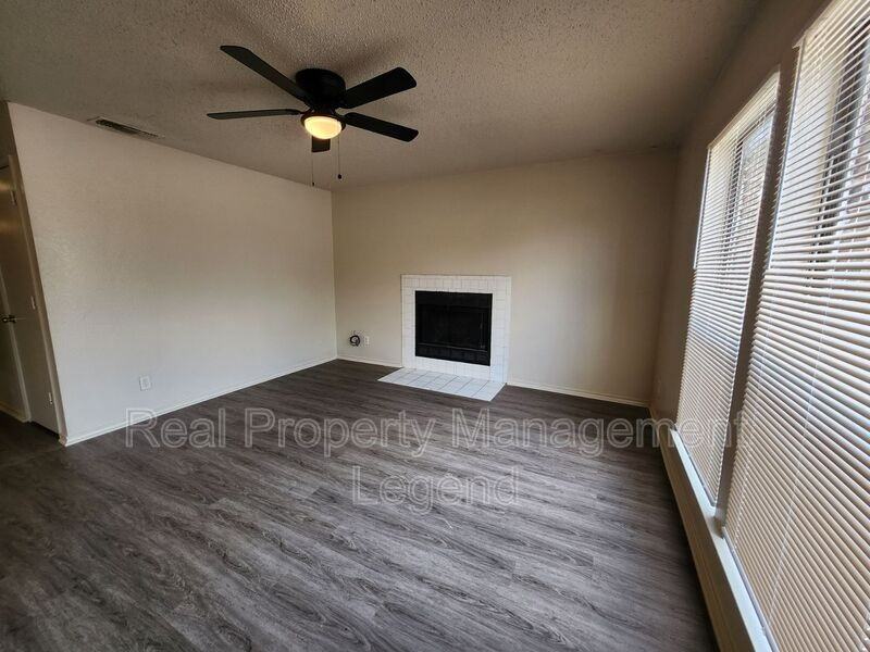 151 Allencrest Dr - Photo 2 of 17