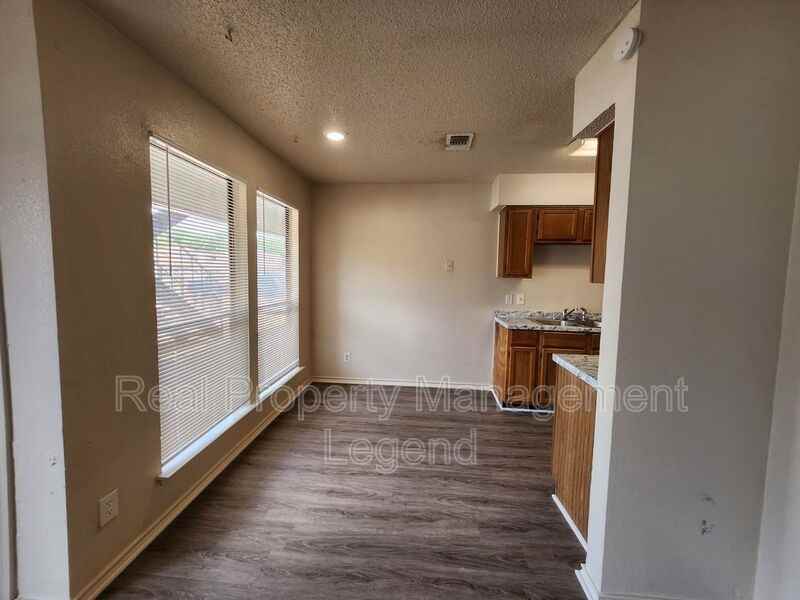 151 Allencrest Dr - Photo 4 of 17